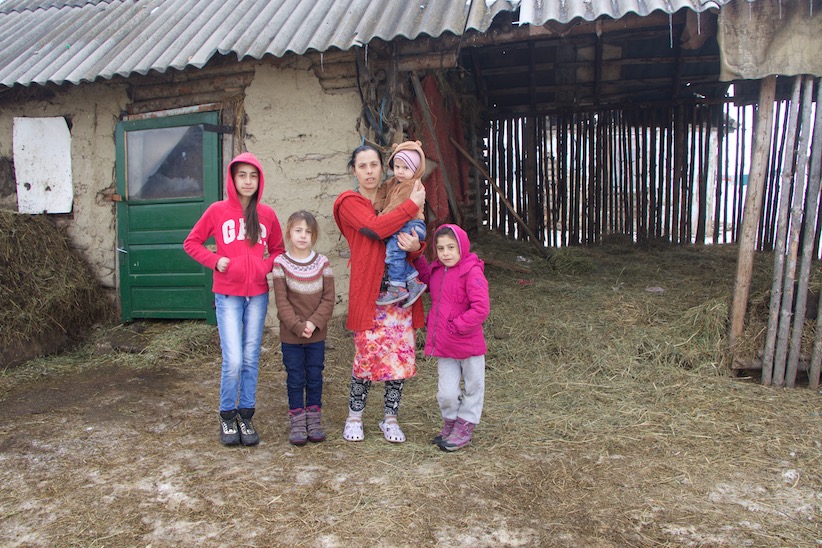 Mamă alături de copiii săi, beneficiari ai sprijinului Diaconia